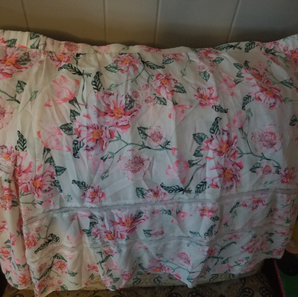 White floral skirt. Elastic waistband. XXL